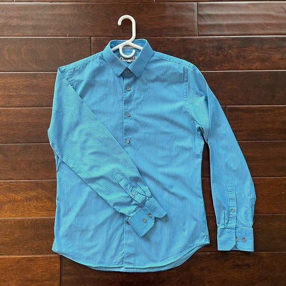 Express Fitted Size Medium Button Up Dress Shirt 15-15 1/2 Light Blue Stripes - Picture 2 of 6